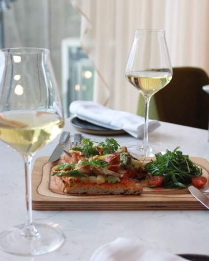 Focaccia aux asperges, Serrano et parmesan – Muses La Défense