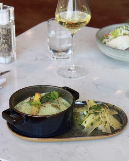 Risotto crémeux aux asperges, émulsion basilic – Muses La Défense